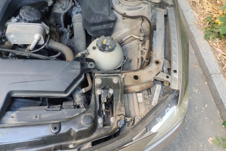 Used BMW 3 Series 2014 320i Sport Edition Engine Bay Left