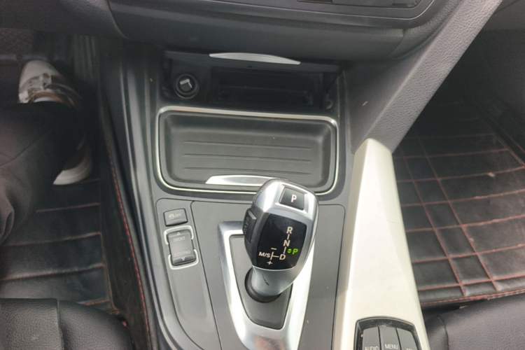 Used BMW 3 Series 2014 320i Active Edition Gear Lever