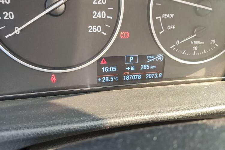 Used BMW 3 Series 2014 320Li Fashion Model Odometer Close Up