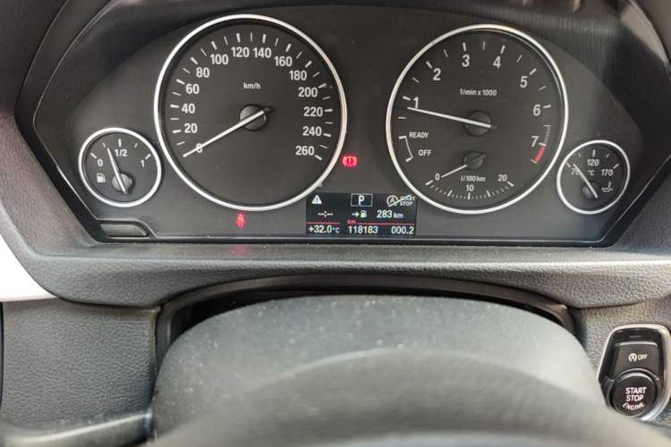 Used BMW 3 Series 2014 320Li Fashion Model Odometer Close Up
