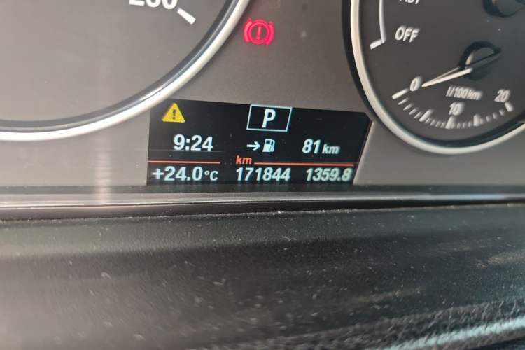 Used BMW 3 Series 2014 320Li Fashion Model Odometer Close Up