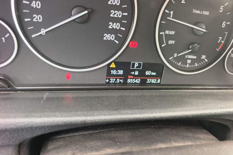 Used BMW 3 Series 2014 320i Active Edition Odometer Close Up