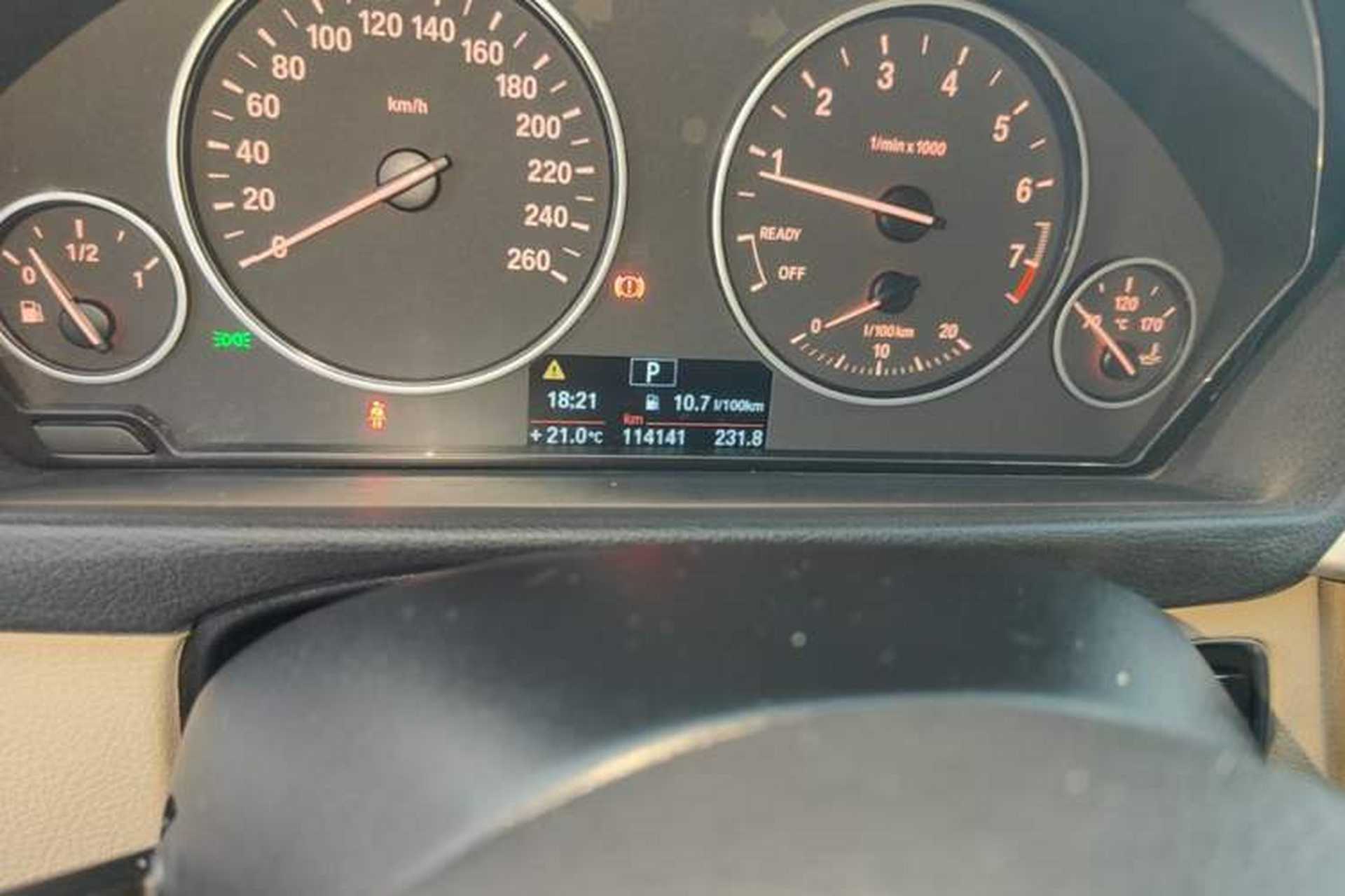 Used BMW 3 Series 2014 320Li Fashion Model Odometer Close Up