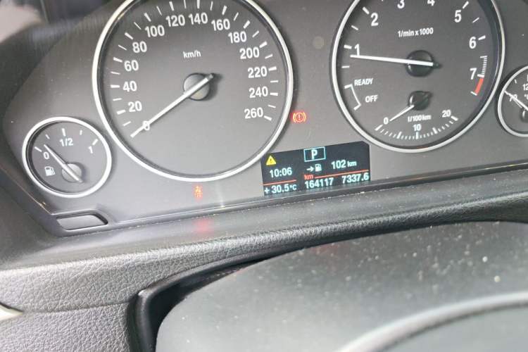 Used BMW 3 Series 2014 320i Sport Edition Odometer Close Up