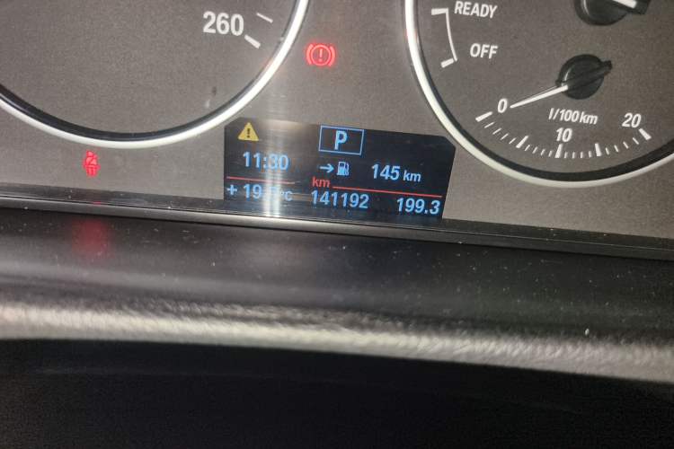 Used BMW 3 Series 2014 320Li Fashion Model Odometer Close Up