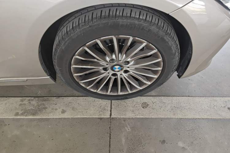Used BMW 3 Series 2014 328Li Luxury Design Package Right Front Wheel Hub