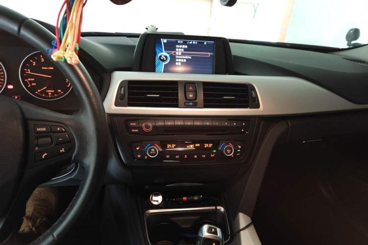 Used BMW 3 Series 2014 320i Active Edition Audio And AC Panel