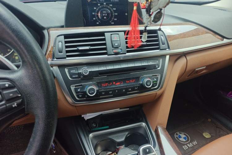 Used BMW 3 Series 2014 320Li Luxury Design Package Audio And AC Panel