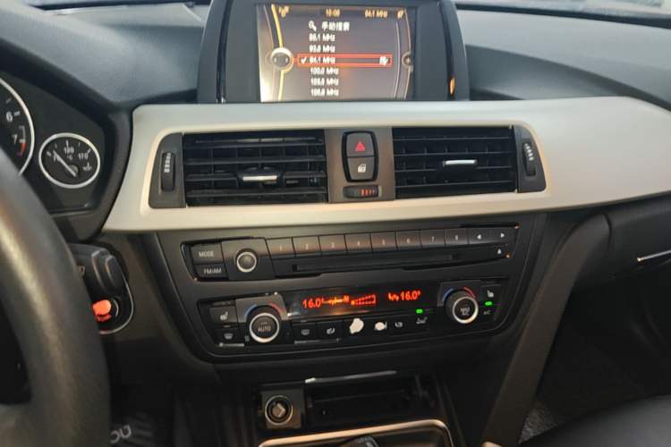 Used BMW 3 Series 2014 320i Sport Edition Audio And AC Panel