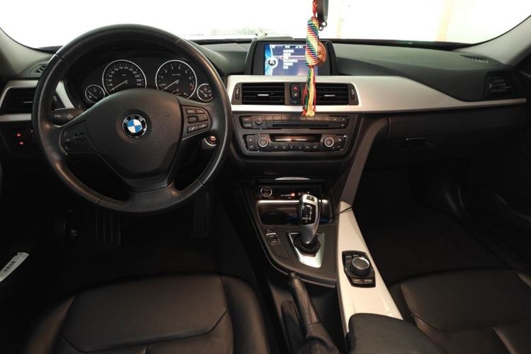 Used BMW 3 Series 2014 320i Active Edition Center Console