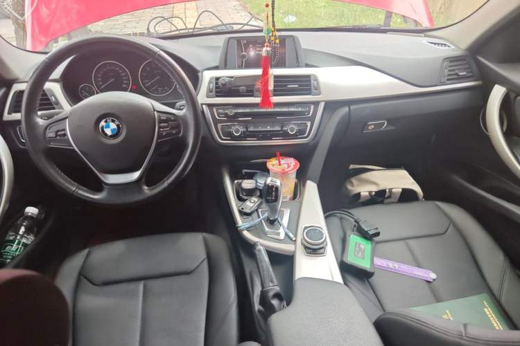 Used BMW 3 Series 2014 320i Active Edition Center Console
