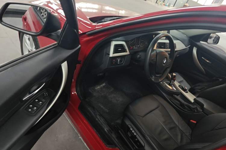 Used BMW 3 Series 2014 320i Sport Edition Driver Seat