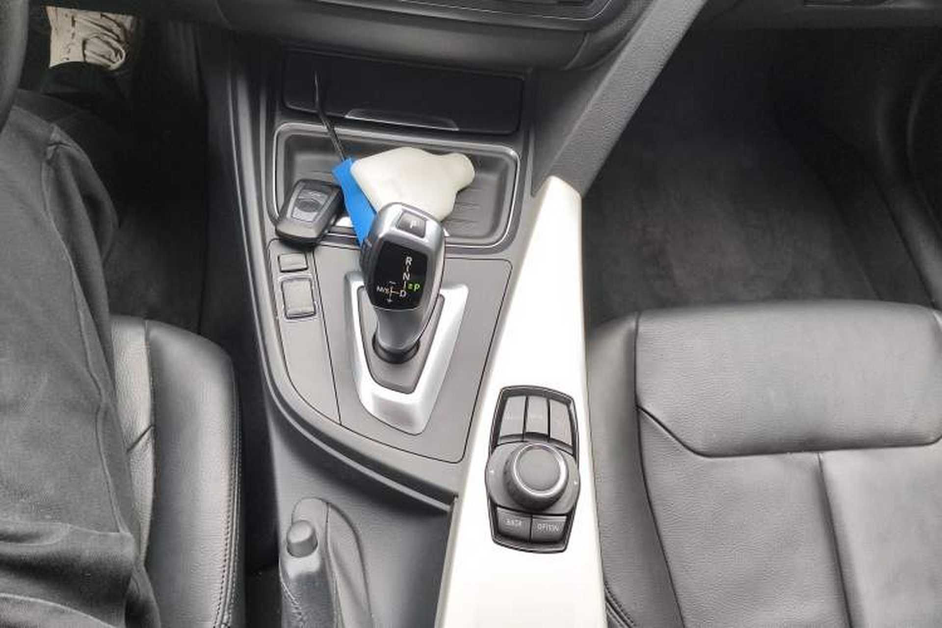 Used BMW 3 Series 2014 320i Sport Edition Gear Lever
