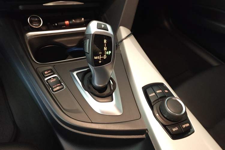 Used BMW 3 Series 2014 320i Active Edition Gear Lever