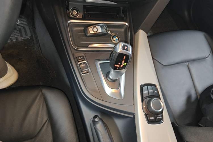 Used BMW 3 Series 2014 320i Sport Edition Gear Lever