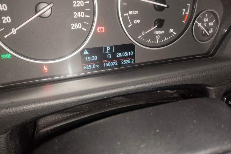 Used BMW 3 Series 2014 320Li Fashion Model Odometer Close Up