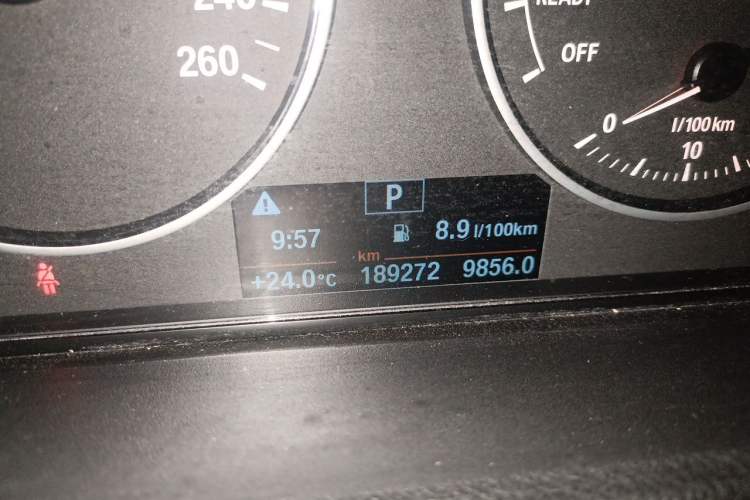 Used BMW 3 Series 2014 320Li Fashion Model Odometer Close Up