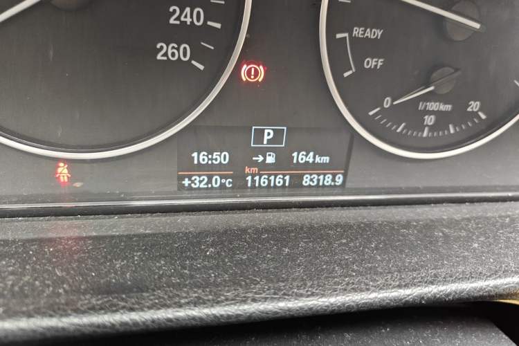 Used BMW 3 Series 2014 320Li Fashion Model Odometer Close Up