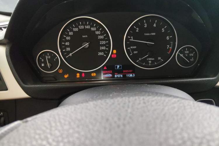 Used BMW 3 Series 2014 320Li Fashion Model Odometer Close Up