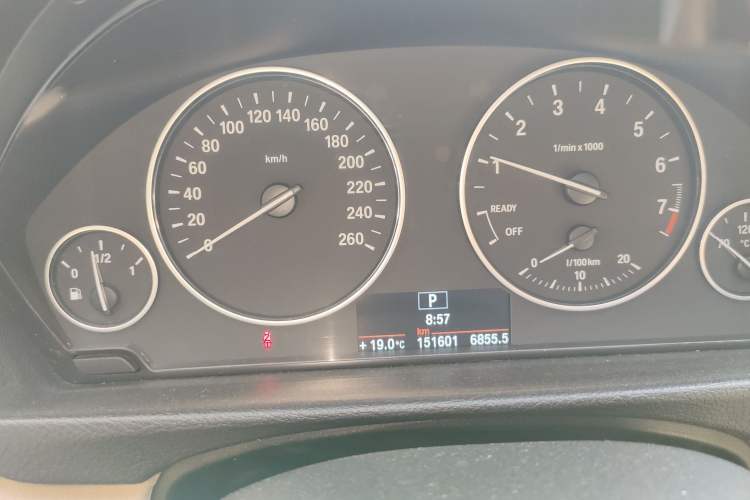 Used BMW 3 Series 2014 320Li Fashion Model Odometer Close Up
