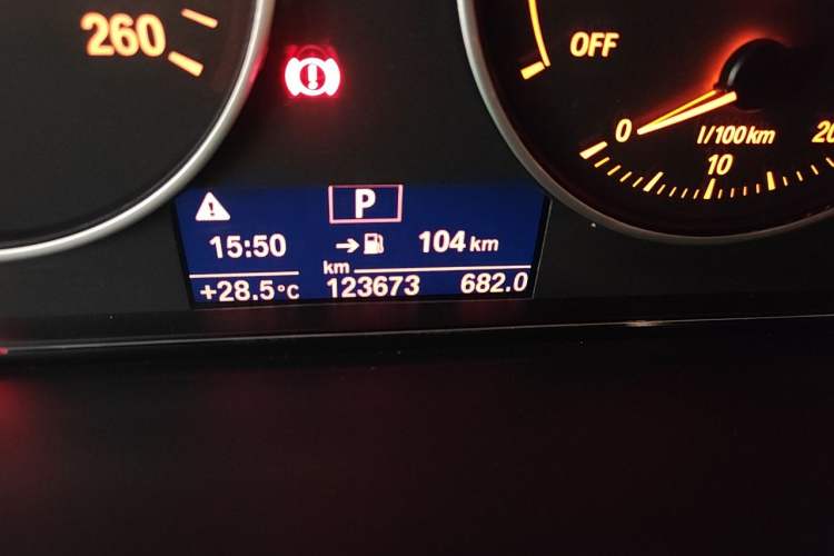 Used BMW 3 Series 2014 320i Active Edition Odometer Close Up
