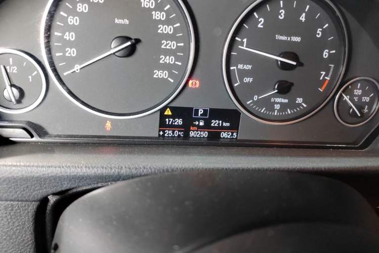 Used BMW 3 Series 2014 320Li Fashion Model Odometer Close Up