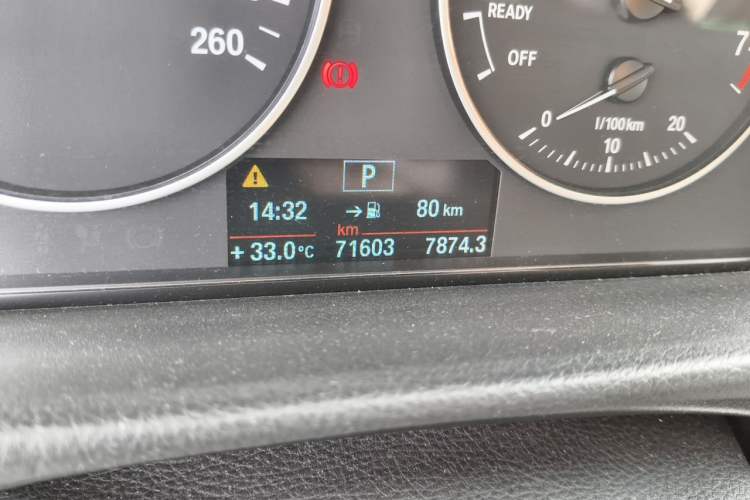 Used BMW 3 Series 2014 320Li Fashion Model Odometer Close Up