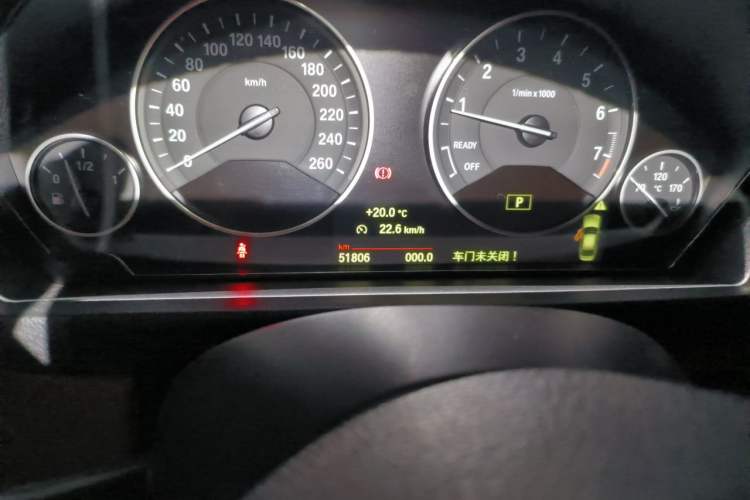 Used BMW 3 Series 2014 320i Sport Design Package Odometer Close Up
