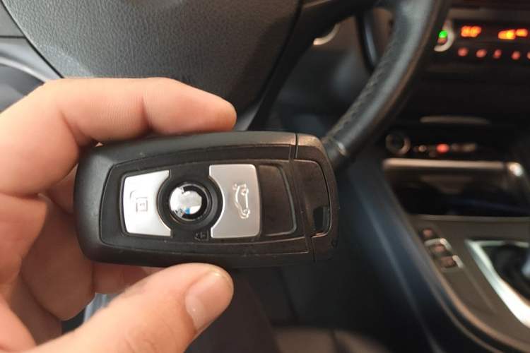 Used BMW 3 Series 2014 320i Active Edition Vehicle Key
