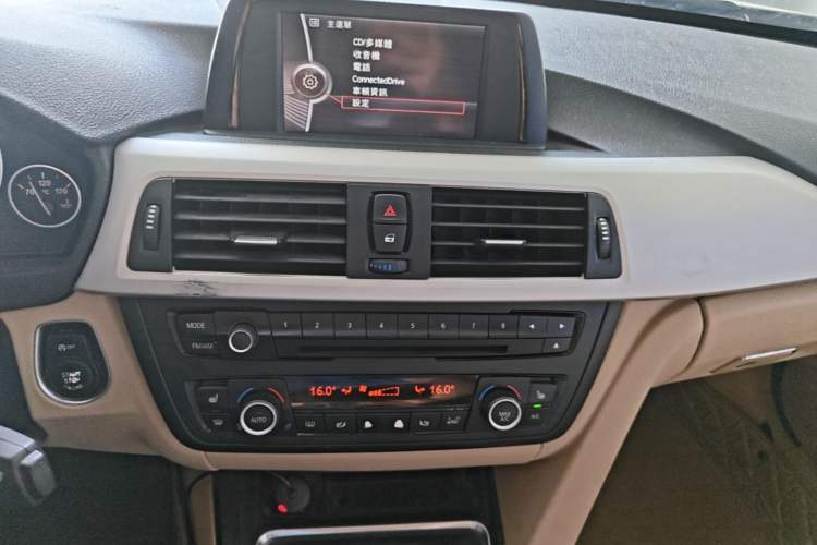 Used BMW 3 Series 2014 320i Sport Edition Audio And AC Panel