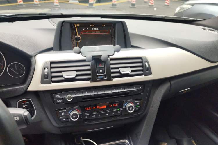 Used BMW 3 Series 2014 320i Sport Edition Audio And AC Panel