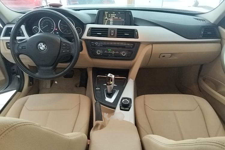 Used BMW 3 Series 2014 320i Active Edition Center Console