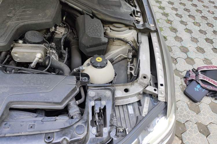 Used BMW 3 Series 2014 320Li Fashion Model Engine Bay Left