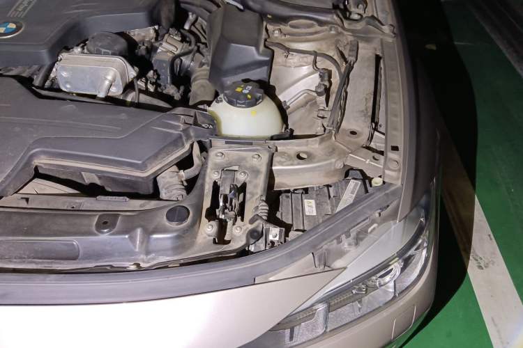 Used BMW 3 Series 2014 320Li Fashion Model Engine Bay Left