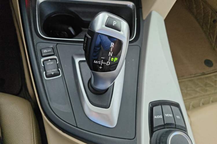 Used BMW 3 Series 2014 320i Sport Edition Gear Lever