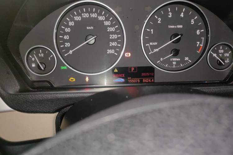 Used BMW 3 Series 2014 320Li Fashion Model Odometer Close Up
