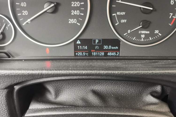 Used BMW 3 Series 2014 320Li Fashion Model Odometer Close Up