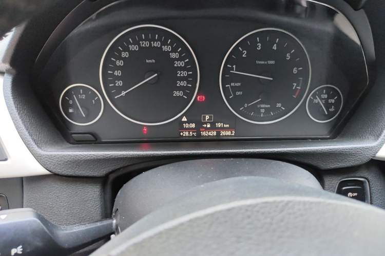 Used BMW 3 Series 2014 320Li Fashion Model Odometer Close Up
