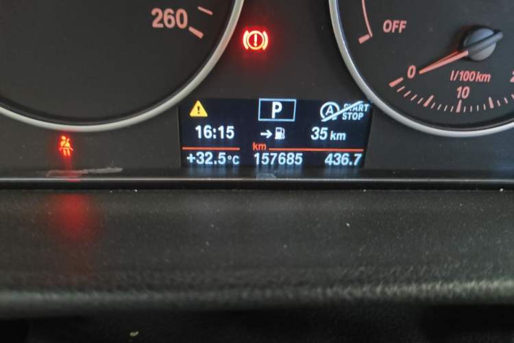 Used BMW 3 Series 2014 320i Sport Edition Odometer Close Up