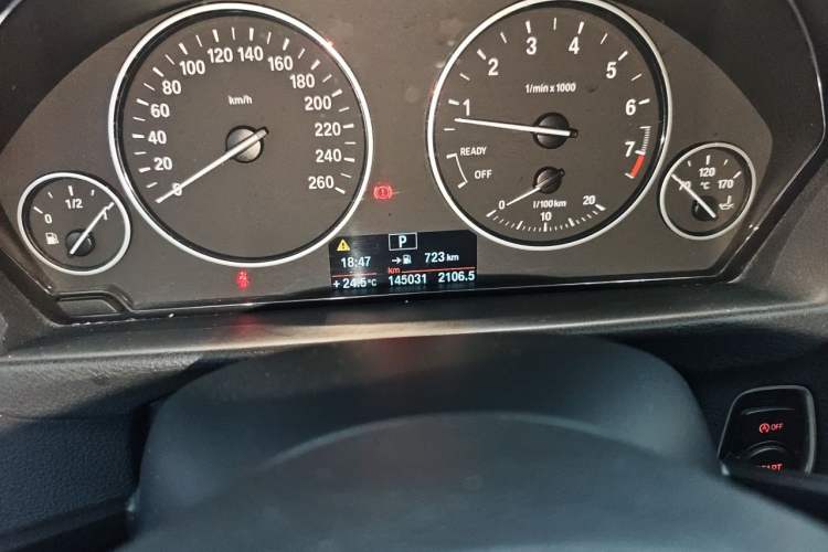 Used BMW 3 Series 2014 320Li Fashion Model Odometer Close Up