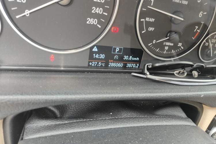 Used BMW 3 Series 2014 320Li Fashion Model Odometer Close Up