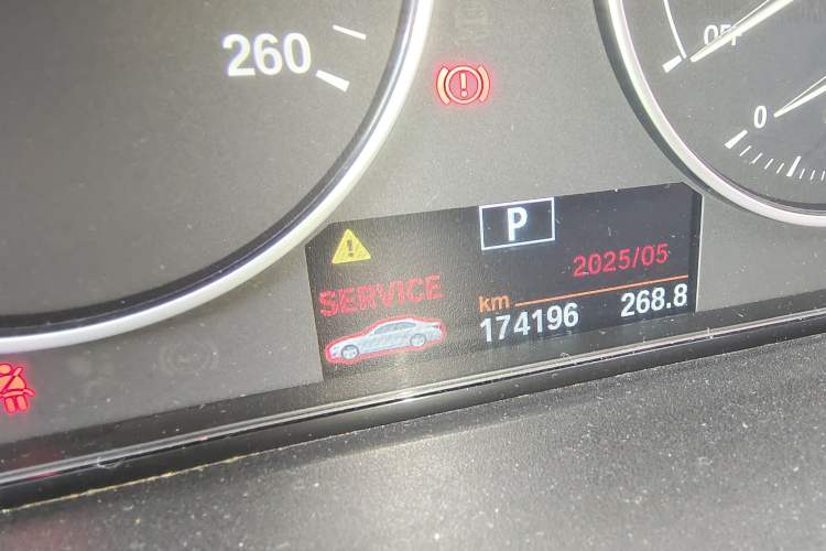 Used BMW 3 Series 2014 320Li Fashion Model Odometer Close Up