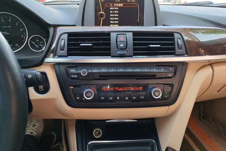 Used BMW 3 Series 2014 328Li Fashion Model Audio And AC Panel