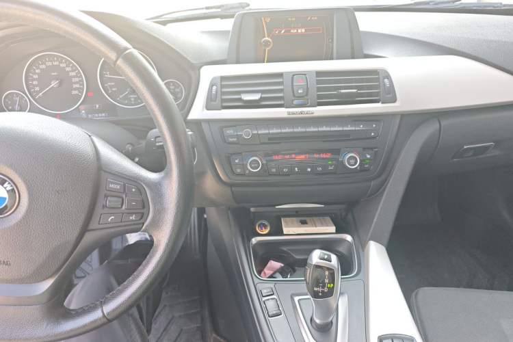 Used BMW 3 Series 2014 320i Active Edition Audio And AC Panel