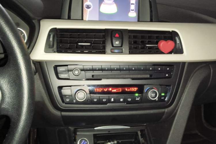 Used BMW 3 Series 2014 320Li Fashion Model Audio And AC Panel