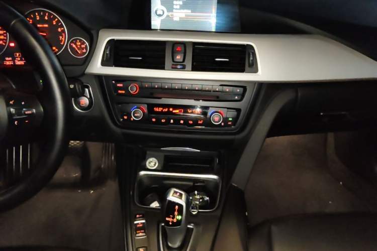 Used BMW 3 Series 2014 320Li Fashion Model Audio And AC Panel