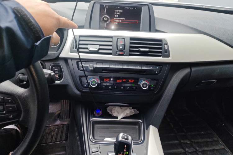 Used BMW 3 Series 2014 320Li Fashion Model Audio And AC Panel