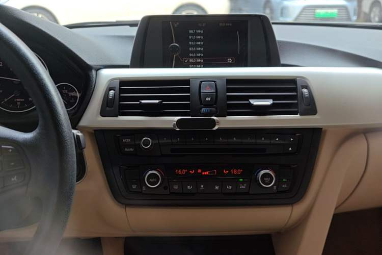 Used BMW 3 Series 2014 320Li Fashion Model Audio And AC Panel