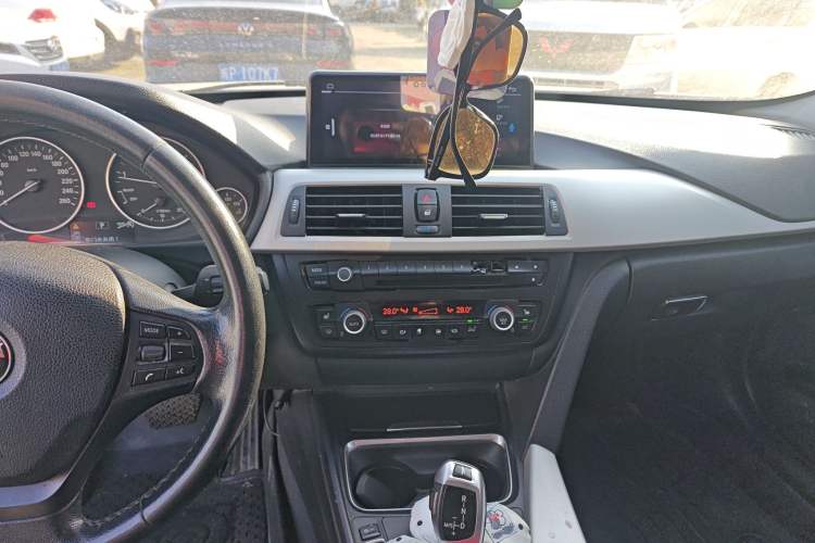 Used BMW 3 Series 2014 320i Sport Edition Audio And AC Panel
