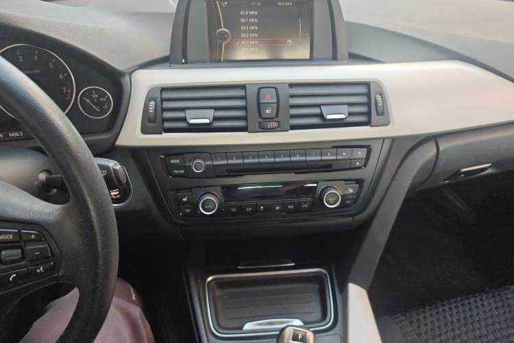 Used BMW 3 Series 2014 320i Sport Edition Audio And AC Panel
